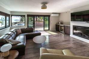 Deluxe Penthouse, Multiple Beds, Kitchen, Ocean View | Desk, laptop workspace, iron/ironing board, free WiFi