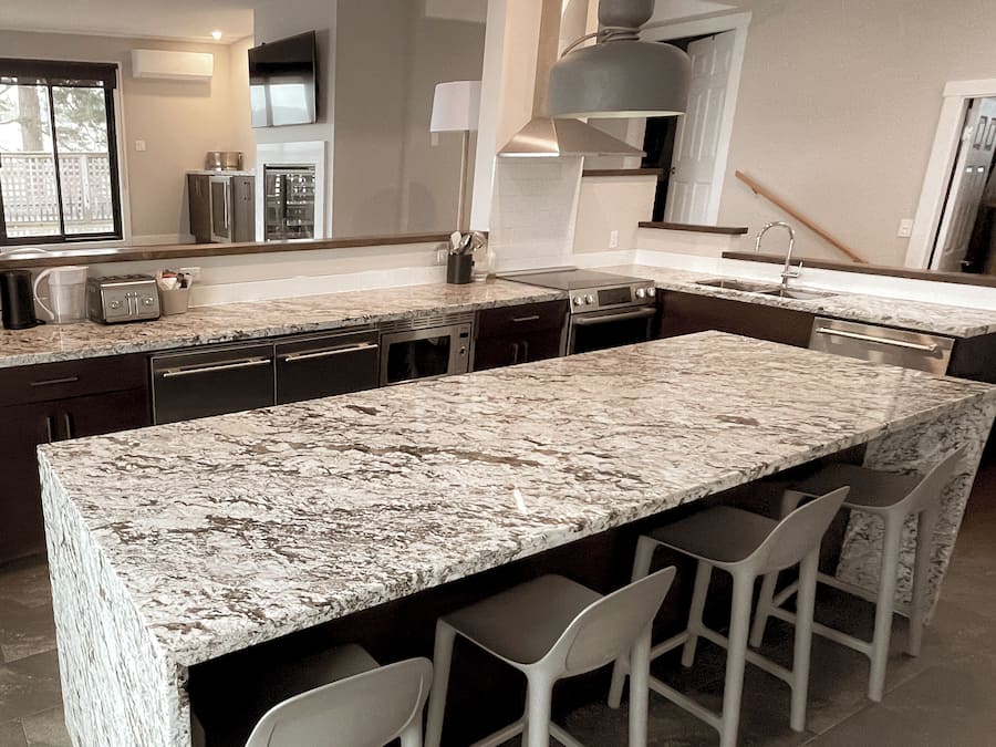 Deluxe penthouse, Meerdere bedden, keuken, uitzicht op zee | Een bureau, een laptopwerkplek, een strijkplank/strijkijzer, gratis wifi