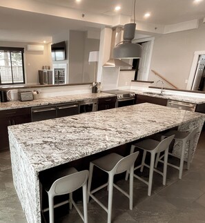 Deluxe-kattohuoneisto, useita sänkyjä, keittiö, valtamerinäköala | Työpöytä, kannettavalle tietokoneelle sopiva työtila