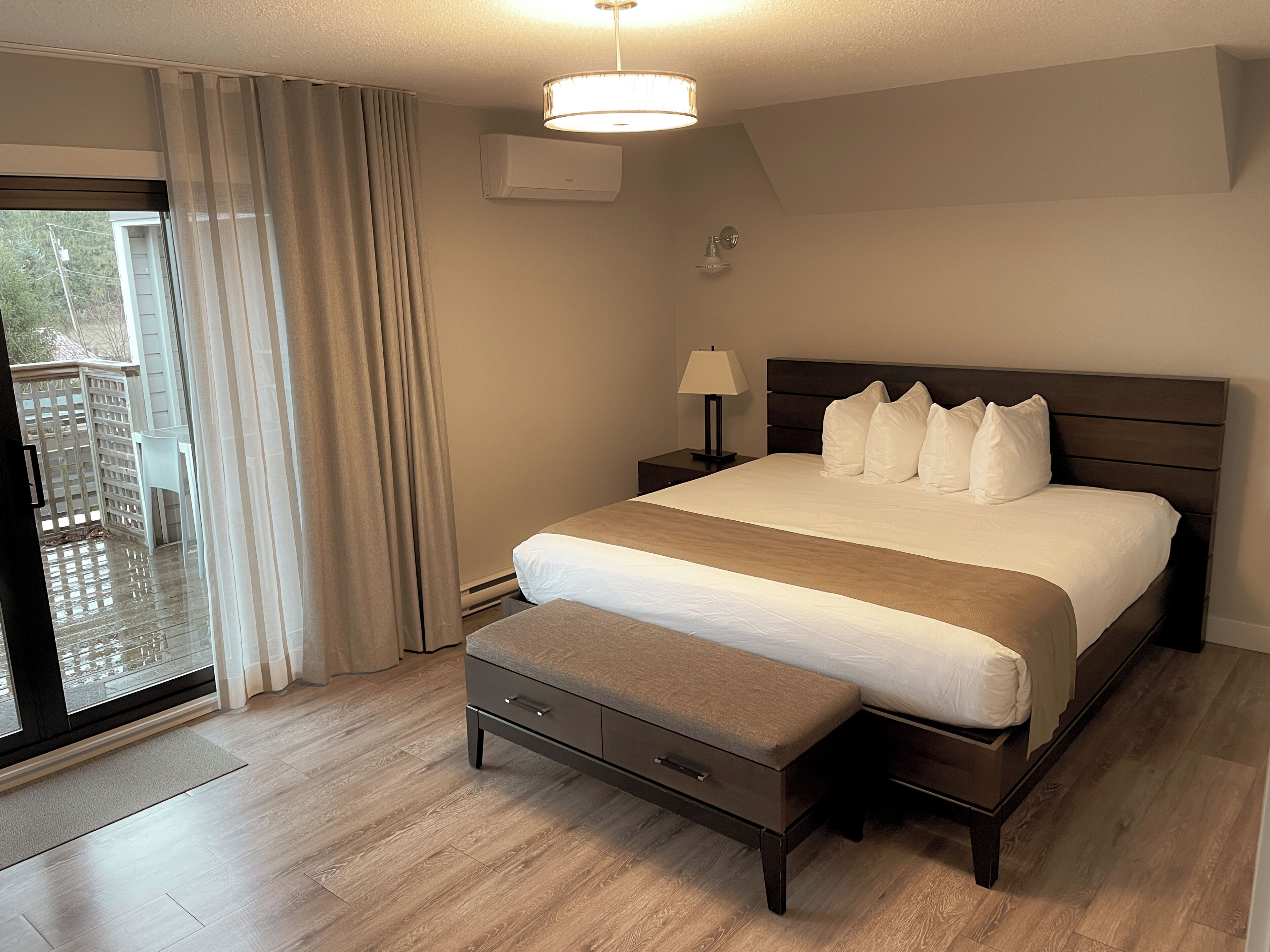 Deluxe-kattohuoneisto, useita sänkyjä, keittiö, valtamerinäköala | Työpöytä, kannettavalle tietokoneelle sopiva työtila