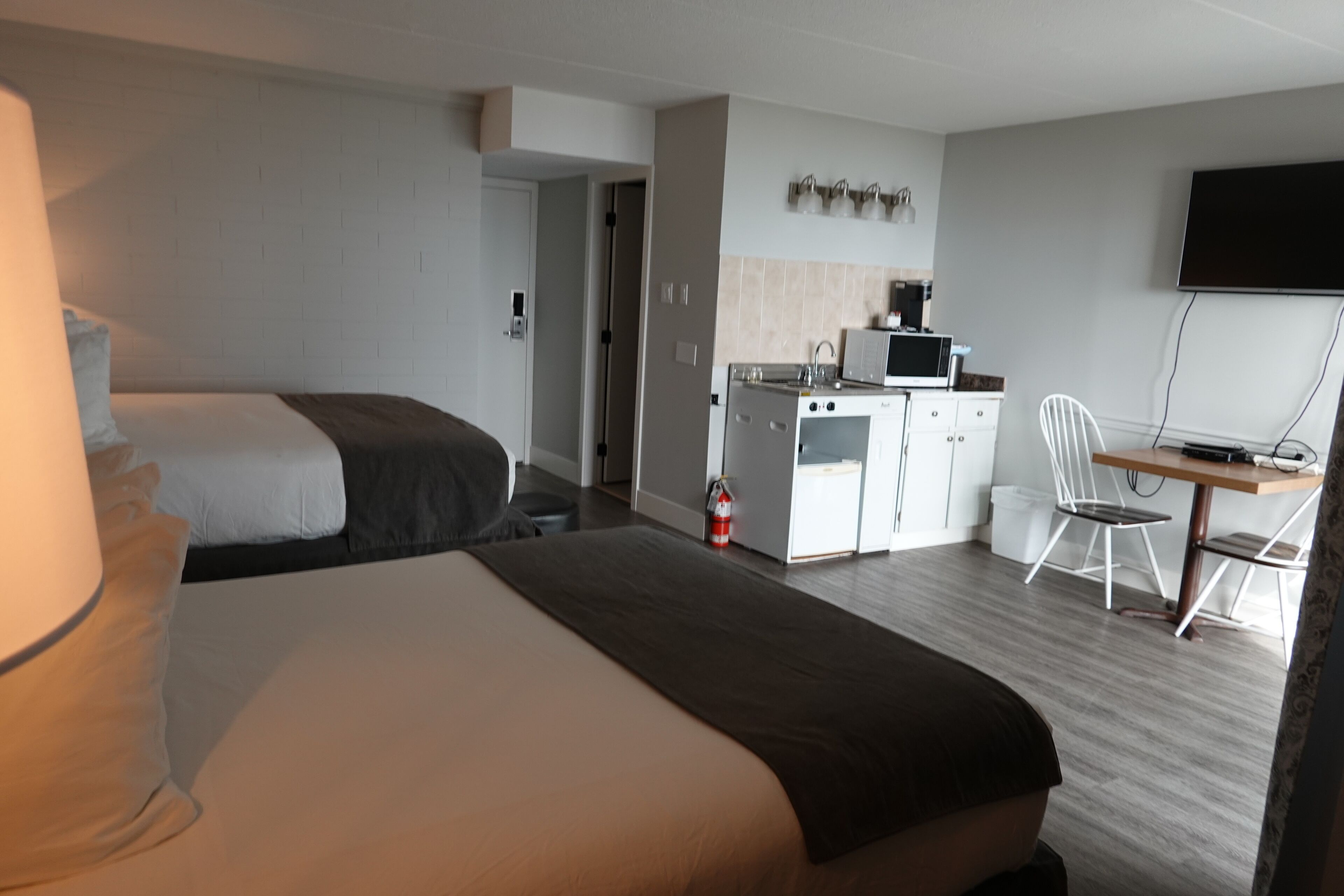 Mini-réfrigérateur, cafetière-théière