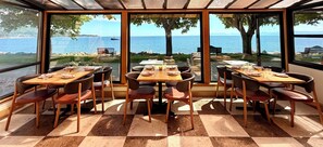 Lunch and dinner served - Sechelt Inn (Sechelt)