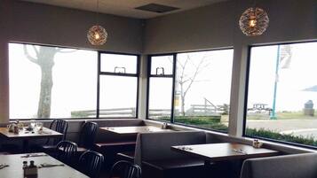 Petit déjeuner, déjeuner et dßner servis sur place