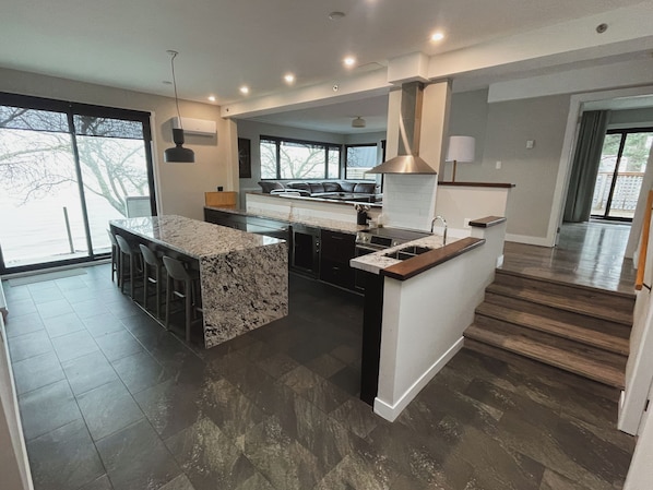 Deluxe Penthouse, Multiple Beds, Kitchen, Ocean View | Private kitchen | Mini-fridge, coffee/tea maker