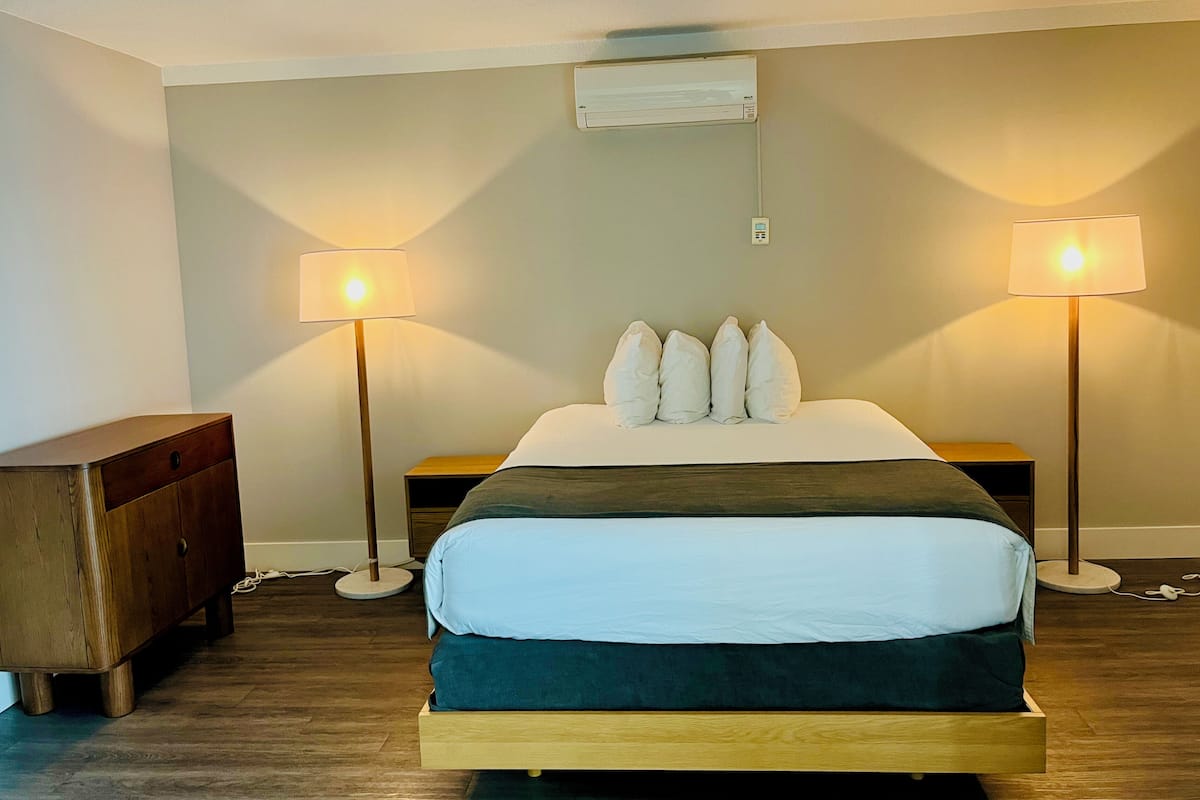 Standard King | Bathroom | Combined shower/tub, free toiletries, hair dryer, towels