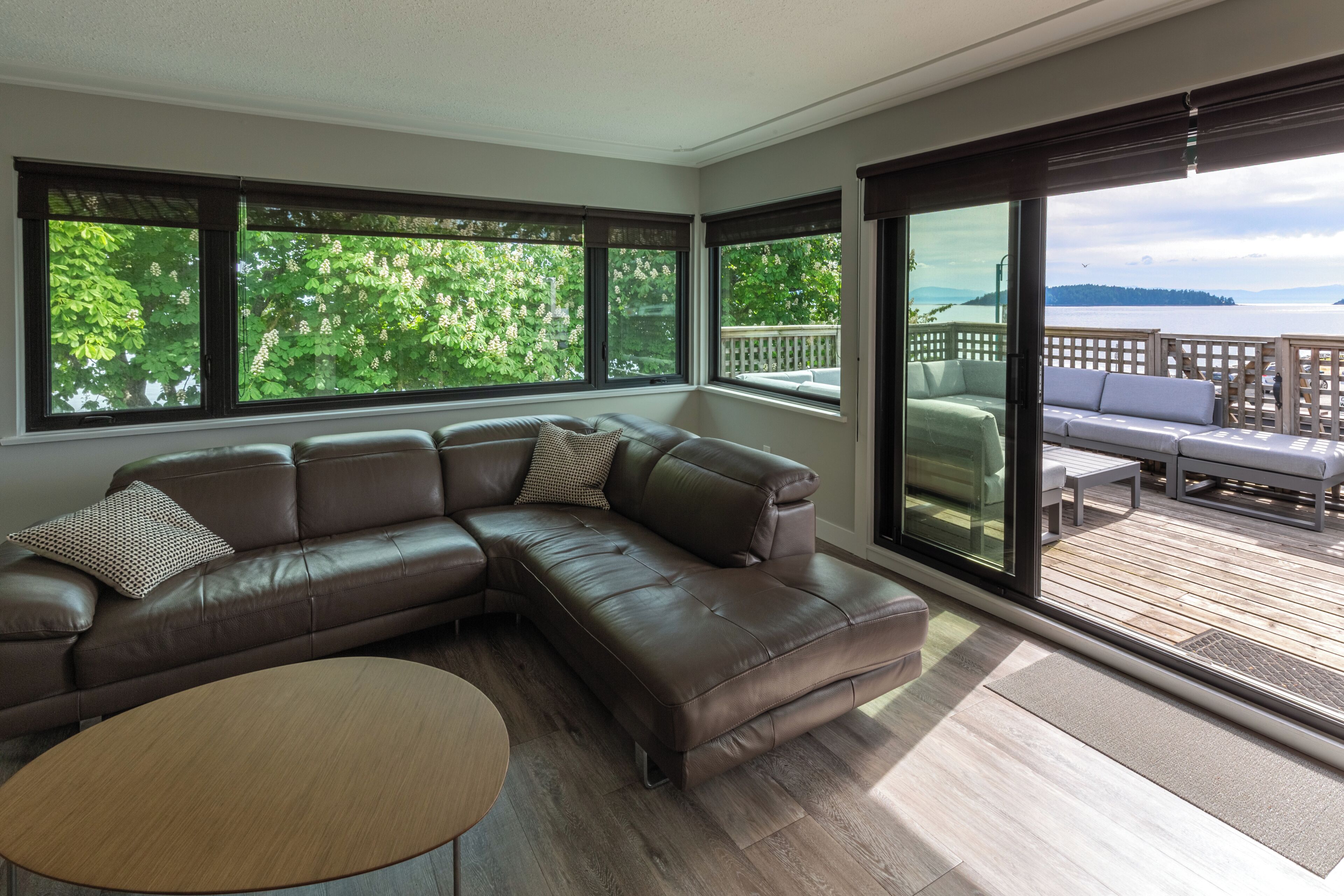 Penthouse Deluxe, plusieurs lits, cuisine, vue océan | Coin séjour | Télévision à écran plat de 43 pouces avec chaînes par câble, télévision