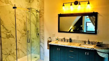 Grand Room, 1 Queen Bed, Private Bathroom (Nook) | Bathroom | Free toiletries, hair dryer, slippers, towels