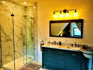Habitación Grand, 1 cama Queen size, baño privado (Nook) | Baño | Amenidades de baño gratuitas, secadora de cabello, pantuflas, toallas 
