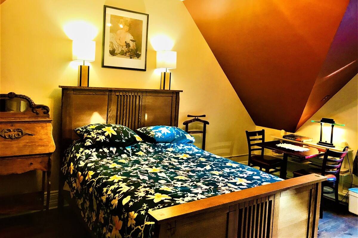 Rom – grand, 1 queensize-seng, privat bad (Nook) | Skrivebord, skrivebord for bærbar PC og blendingsgardiner