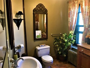 Comfort Room, 1 Queen Bed, Terrace (Dovecot) | Bathroom | Free toiletries, hair dryer, slippers, towels - B&B La Marquise de Bassano / B&B Québec (Québec City)