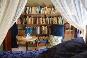 Habitación superior, 1 cama doble, baño privado (Library) | Servicio de la habitación