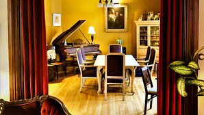 A room with a piano, a dining table with chairs, a sofa, and a plant. - B&B La Marquise de Bassano / B&B Québec (Québec City)