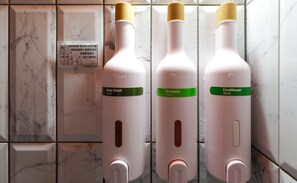 4 人部屋 | バスルーム | シャワー、バスアメニティ (無料)、ヘアドライヤー、スリッパ