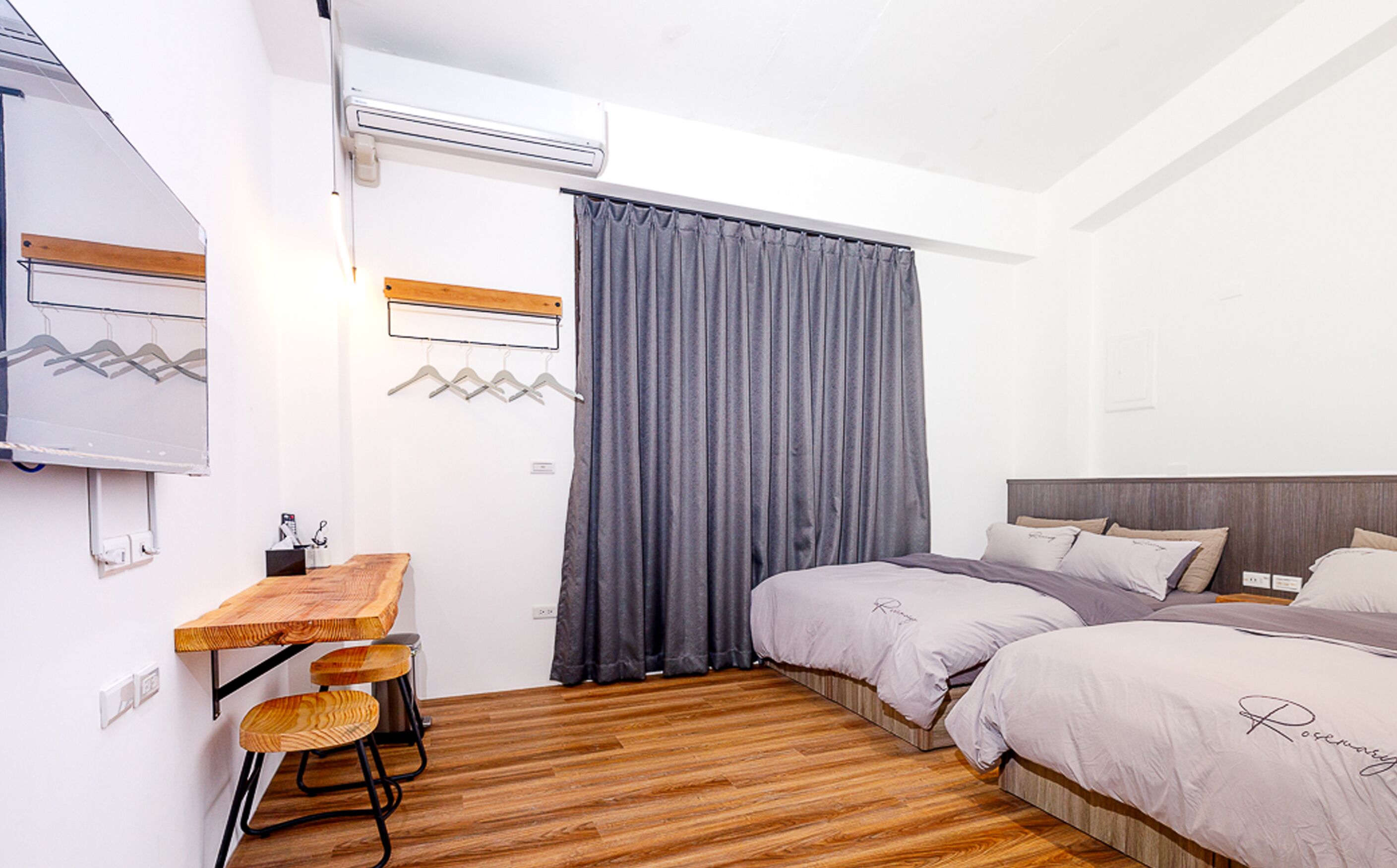 Edredons de pluma, cortinas blackout, Wi-Fi de cortesia, roupa de cama