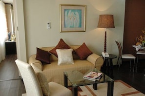 Deluxe Suite | In-room safe, desk, rollaway beds, free WiFi - Manila Manor Hotel (Manila)