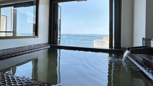 高级双床房, 无烟房 | 浴室 | 独立的浴缸和淋浴、免费洗浴用品、吹风机、毛巾