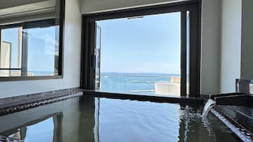 高级双床房, 无烟房 | 浴室 | 独立的浴缸和淋浴、免费洗浴用品、吹风机、毛巾