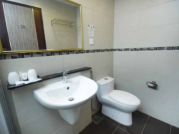Regadera, amenidades de baño gratuitas, bidet, toallas