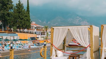 Private beach, sun-loungers, beach umbrellas, beach towels