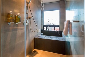 Standard Quadruple Room | Bathroom shower - Skylight B&B (Yuchi)