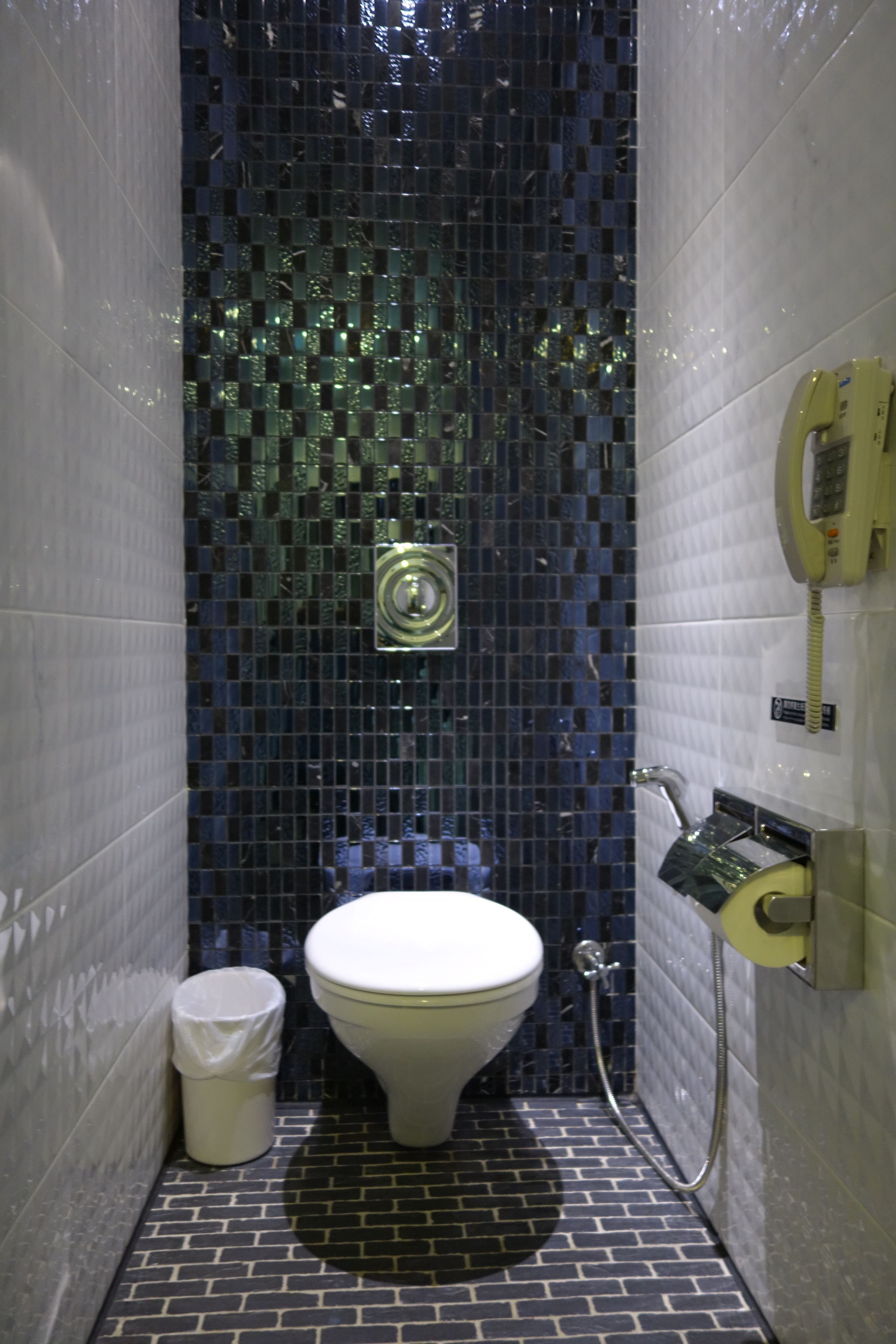 standard double room | bathroom | combined shower/bathtub, deep-soaking bathtub, free toiletries