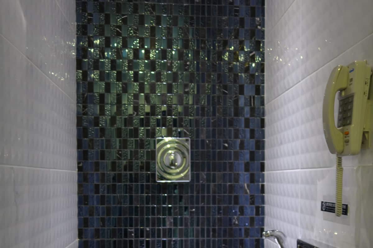standard double room | bathroom | combined shower/bathtub, deep-soaking bathtub, free toiletries