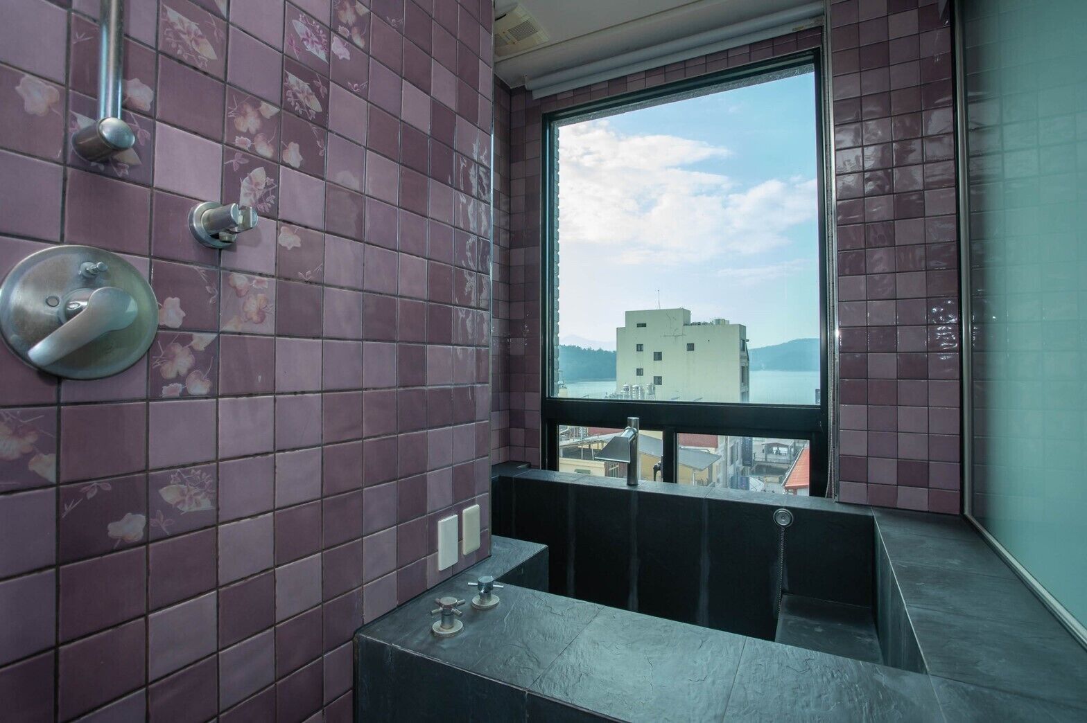 standard triple room | bathroom | combined shower/bathtub, deep-soaking bathtub, free toiletries