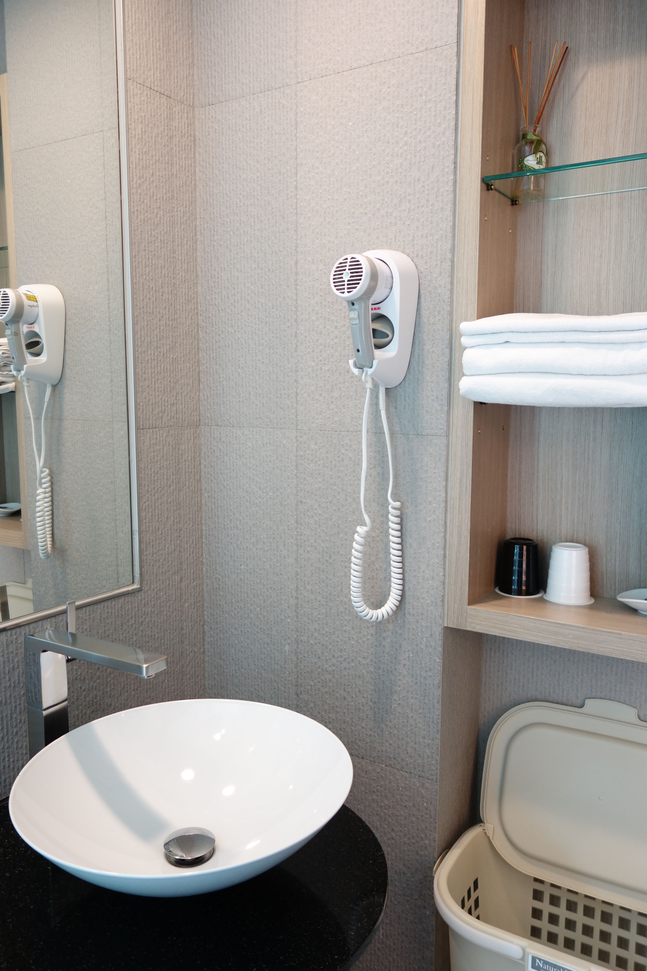 standard double room | bathroom amenities | combined shower/bathtub, deep-soaking bathtub, free toiletries