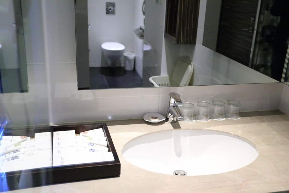 standard quadruple room | bathroom | combined shower/bathtub, deep-soaking bathtub, free toiletries