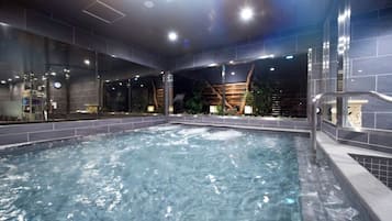 Spring water tub, free toiletries, hair dryer, electronic bidet