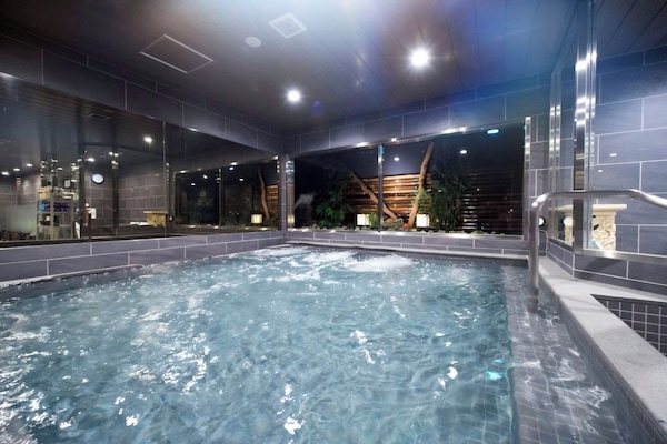 Baignoire d'eau douce, articles de toilette gratuits, sèche-cheveux