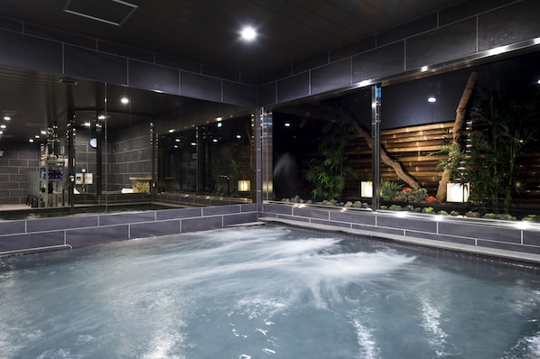 温泉浴槽、バスアメニティ (無料)、ヘアドライヤー、洗浄機付トイレ