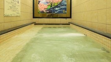 Separate bathtub and shower, jetted bath, free toiletries, slippers