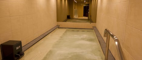 Tina y regadera independientes y tina de hidromasaje