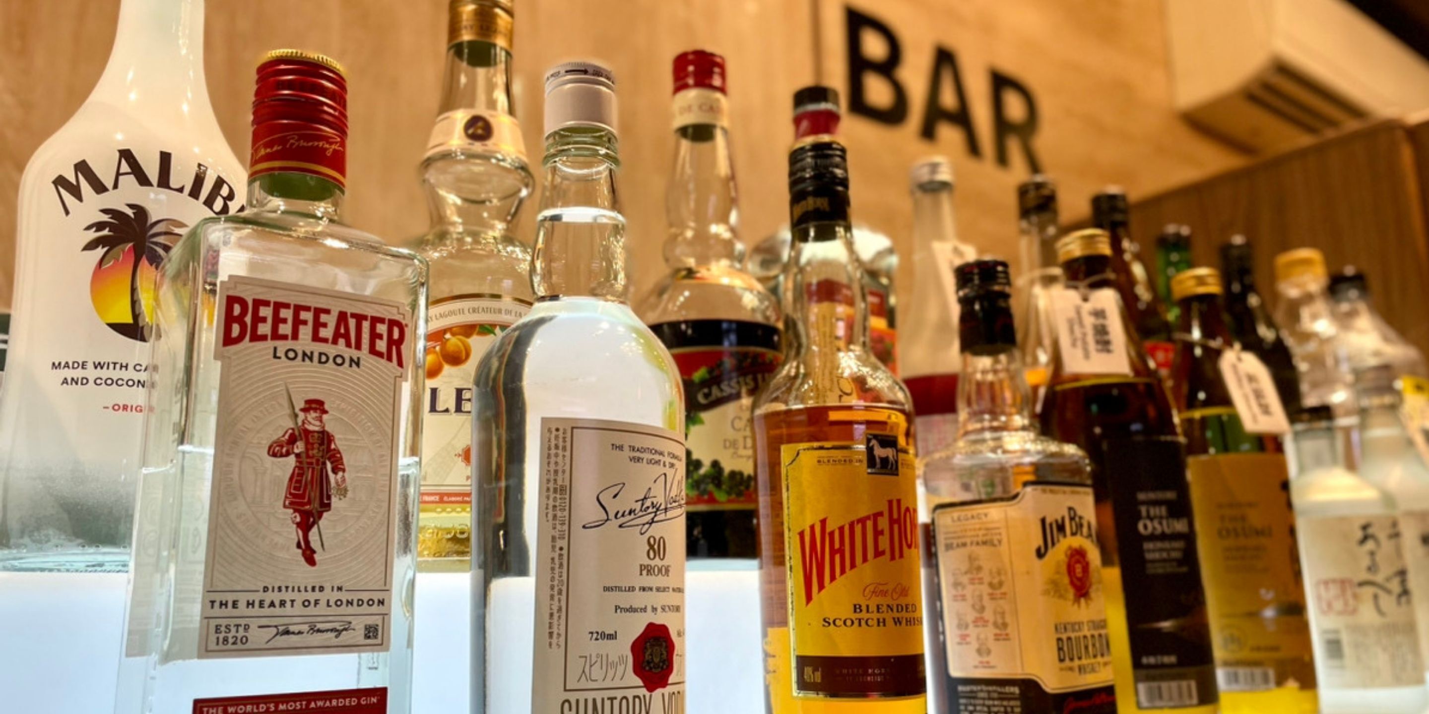 Variedad de botellas de licor exhibidas en un bar.