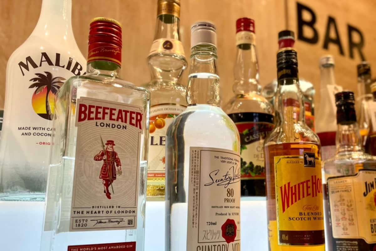 Une variété de bouteilles de spiritueux exposées dans un bar.