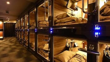 Men's Only, Early Bird, Random Room, Non-refundable | Tallelokero huoneessa, vuodevaatteet