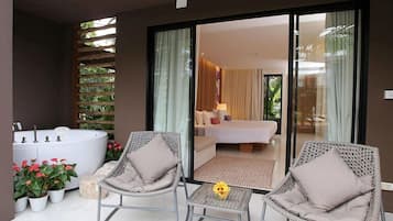 Grand Jacuzzi Pool Access | 1 bedroom, in-room safe, desk, blackout curtains