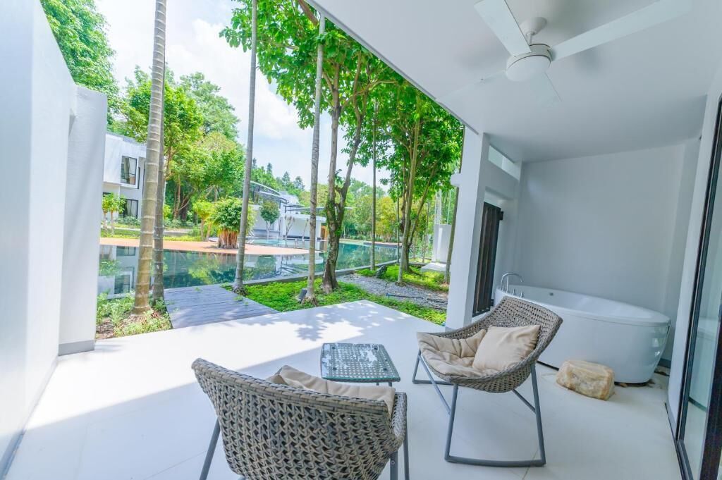 Grand Jacuzzi Pool Access | View from room