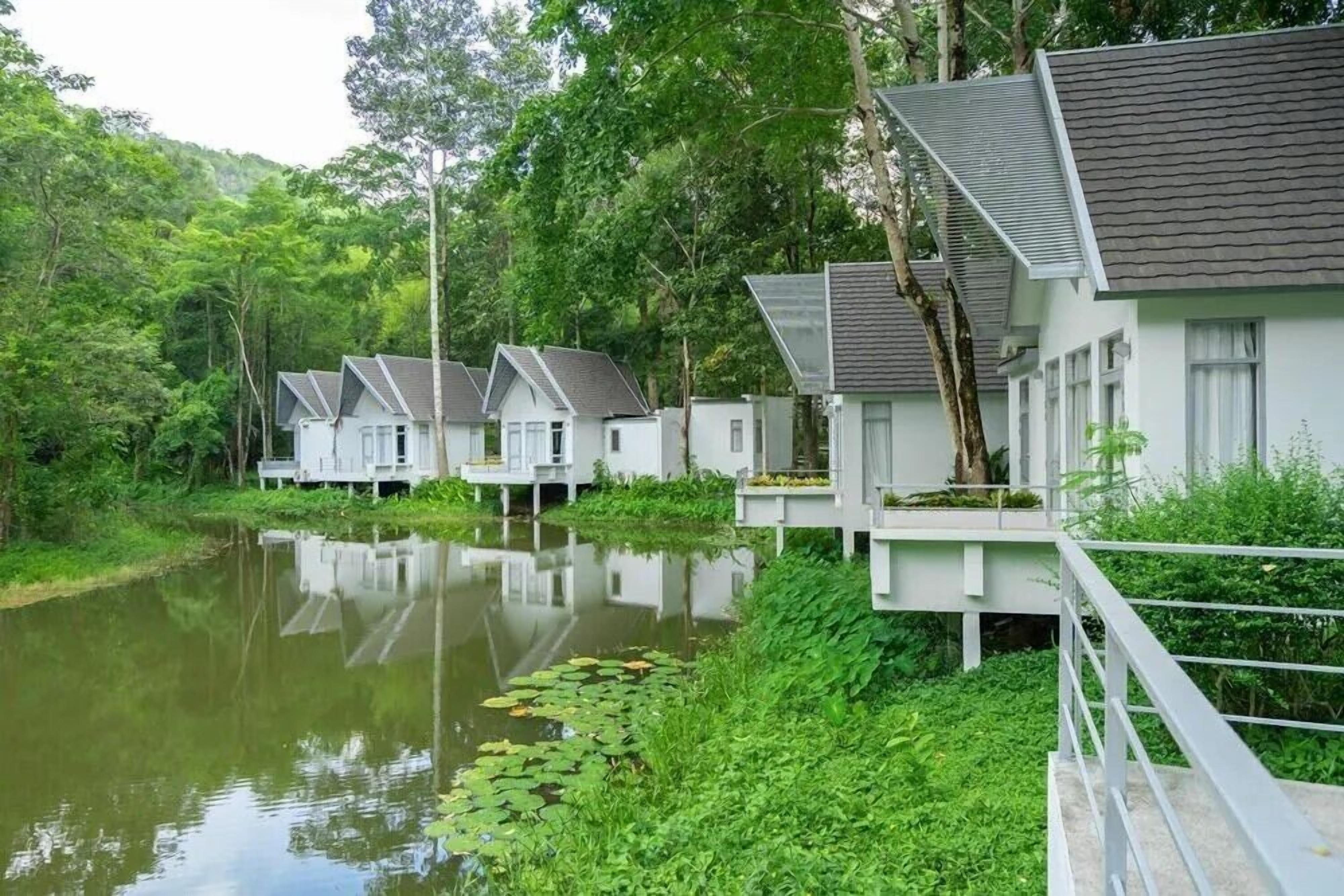 Triangle Suite Lakeside | Brankas, meja kerja, tirai kedap cahaya, dan setrika/meja setrika