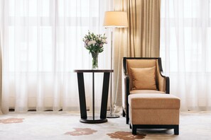 Habitación Deluxe con 2 camas individuales | Minibar, caja de seguridad en la habitación y escritorio