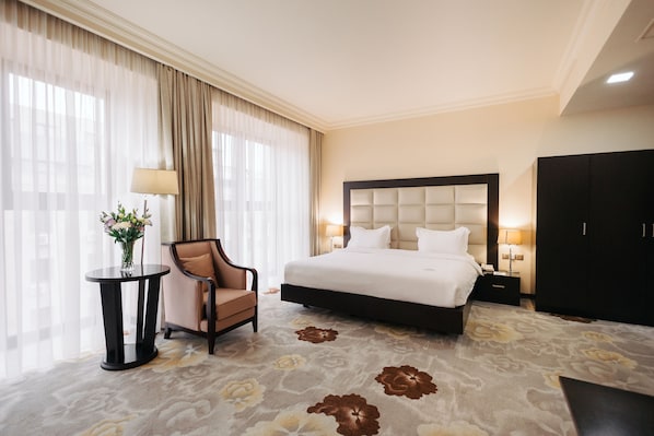 Habitación doble Deluxe | Minibar, caja de seguridad en la habitación y escritorio