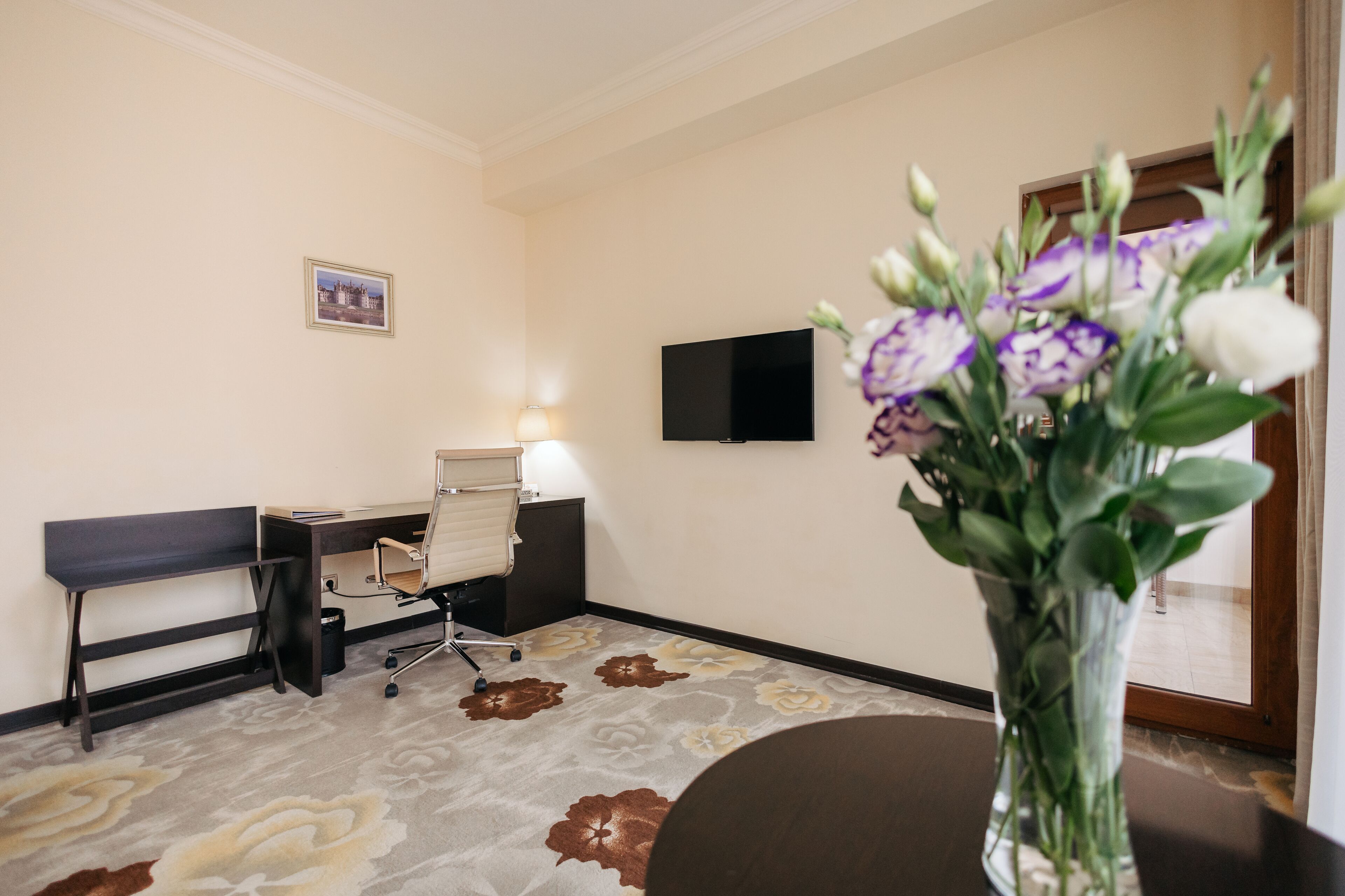 deluxe double room | minibar, in-room safe, desk, soundproofing