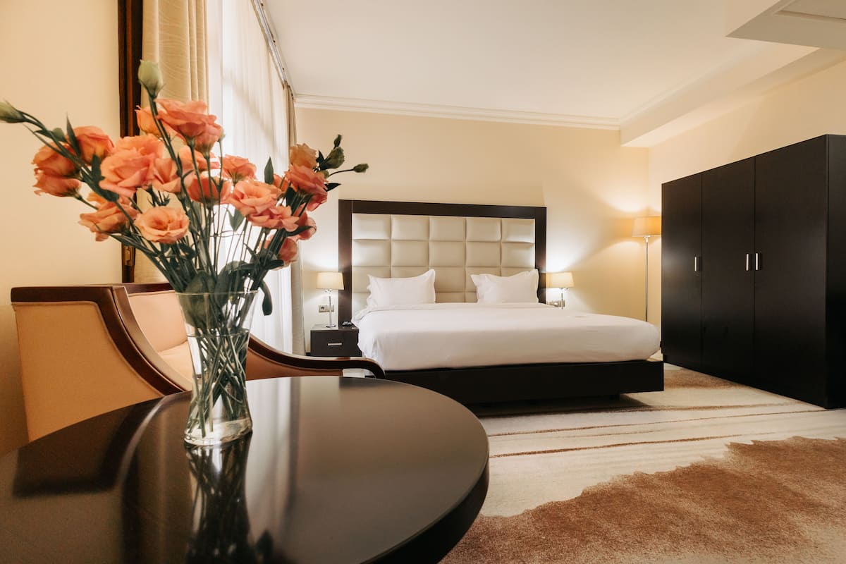 Standard Grand Kingsize | Minibar, caja de seguridad en la habitación y escritorio