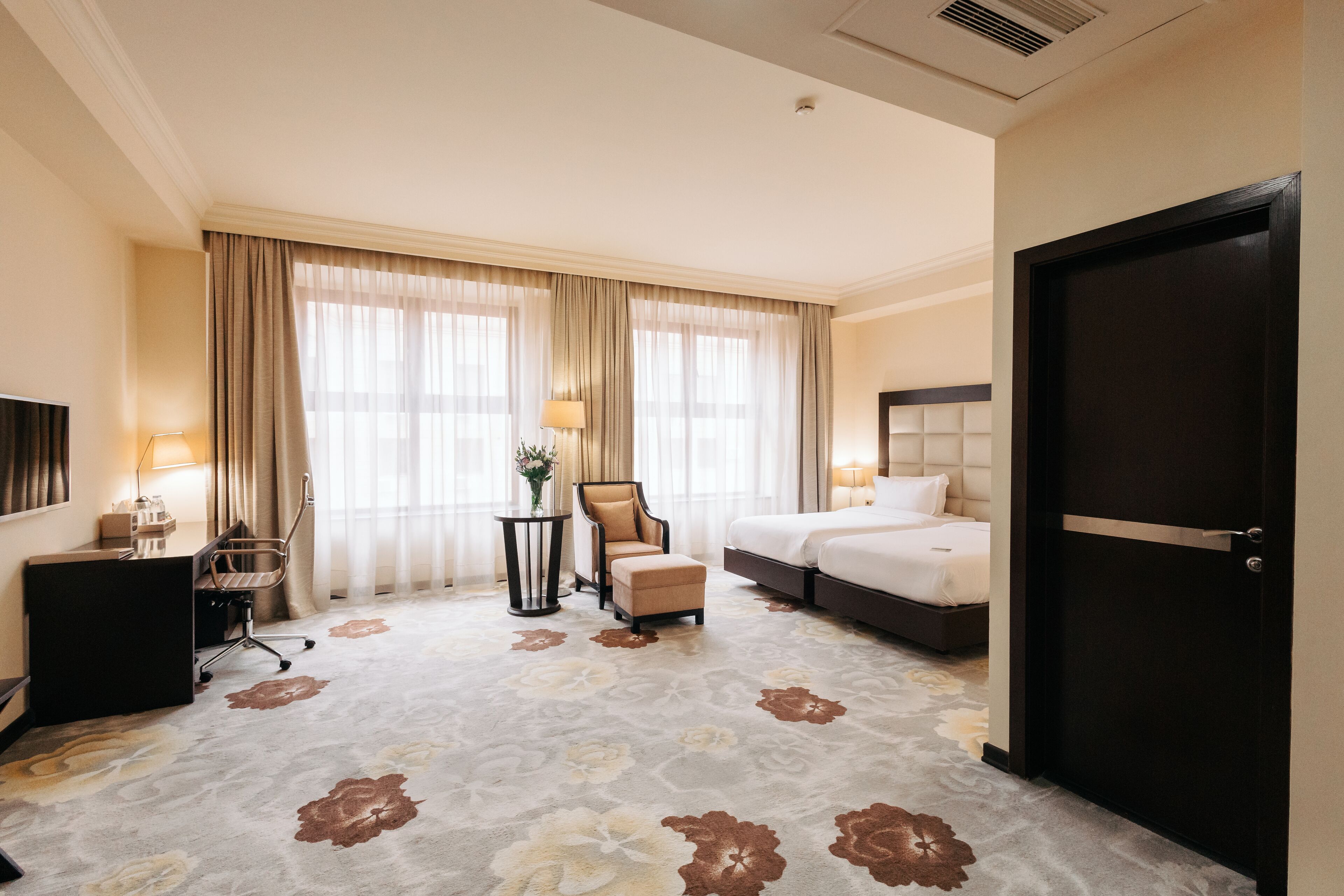 deluxe twin room | minibar, in-room safe, desk, soundproofing