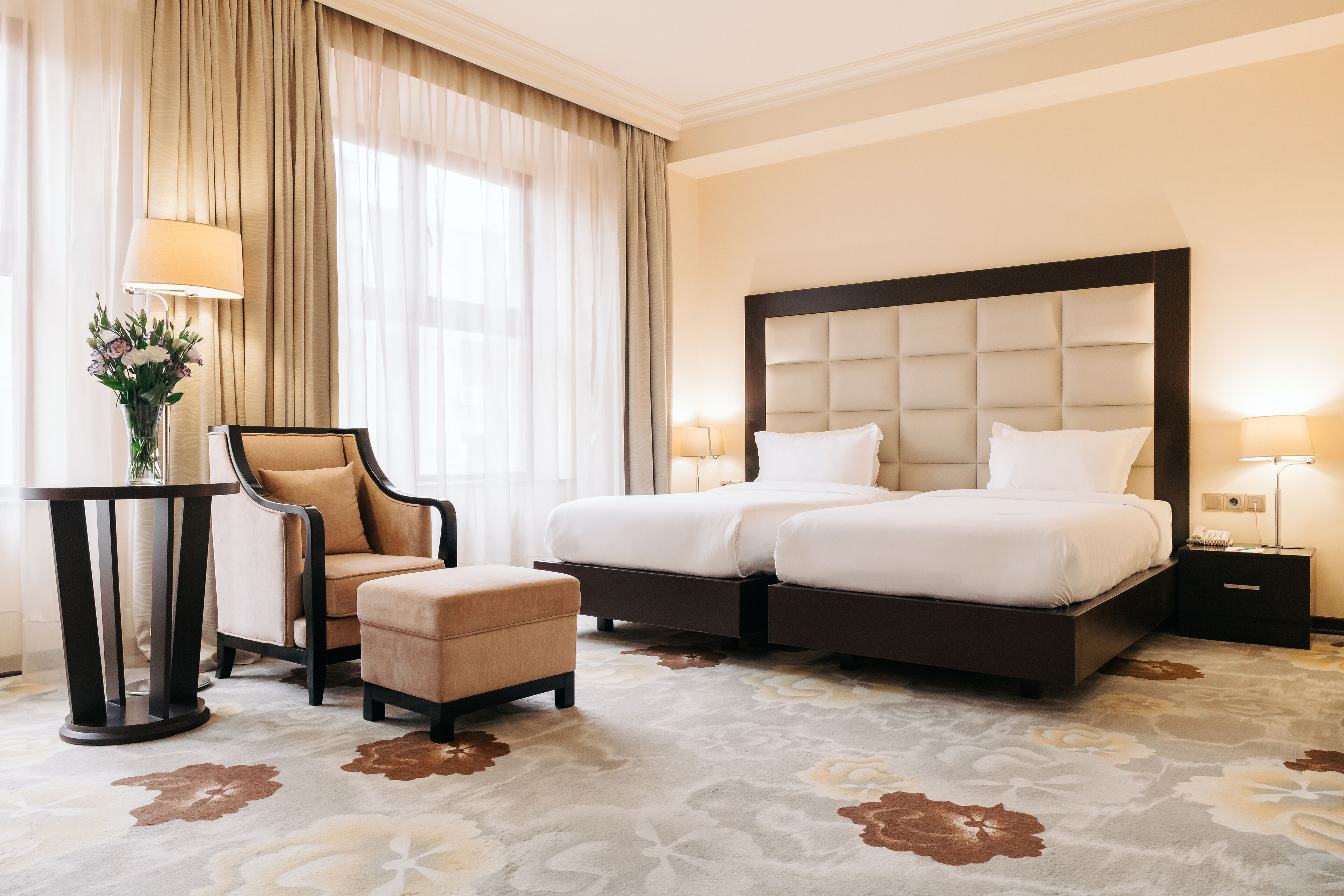 deluxe twin room | minibar, in-room safe, desk, soundproofing