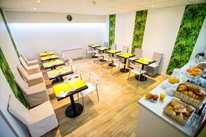 Desayuno buffet (EUR 7.00 por persona) 