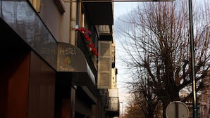 A hotel sign with the name "Beaulev" and a graphic of a mountain and sun. - Hotel Beaulieu (Clermont-Ferrand)