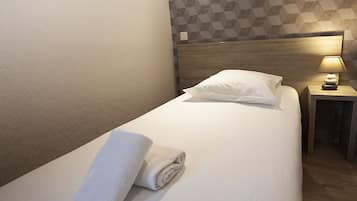 Single Room | In-room safe, desk, soundproofing, iron/ironing board