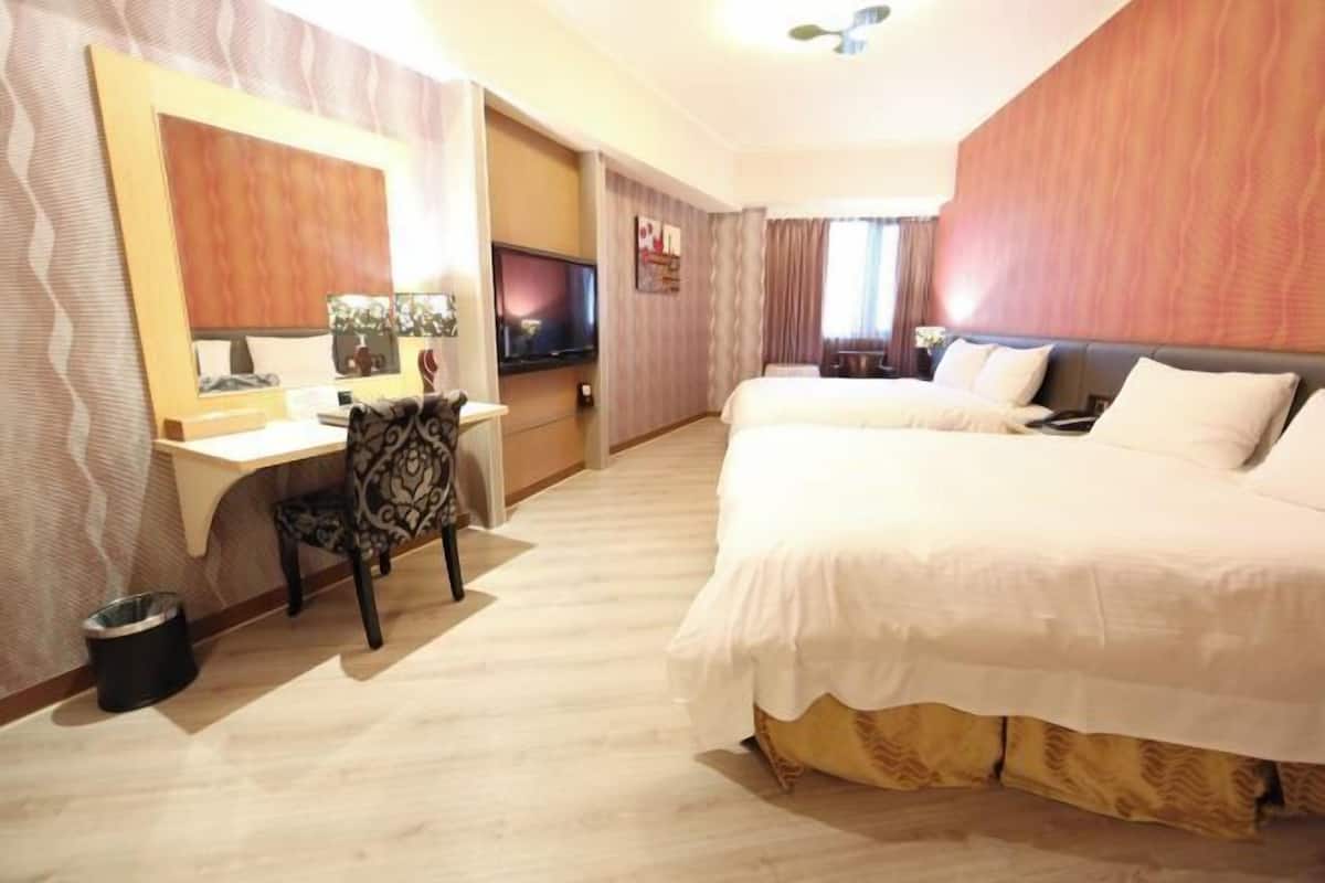 Luxe beddengoed, donsdekens, een bureau, verduisterende gordijnen